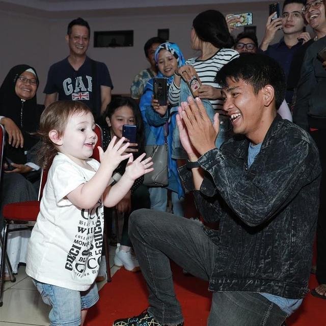 6 Potret Kedekatan Angga Putra dan Anak Stefan William, Penuh Kehangatan