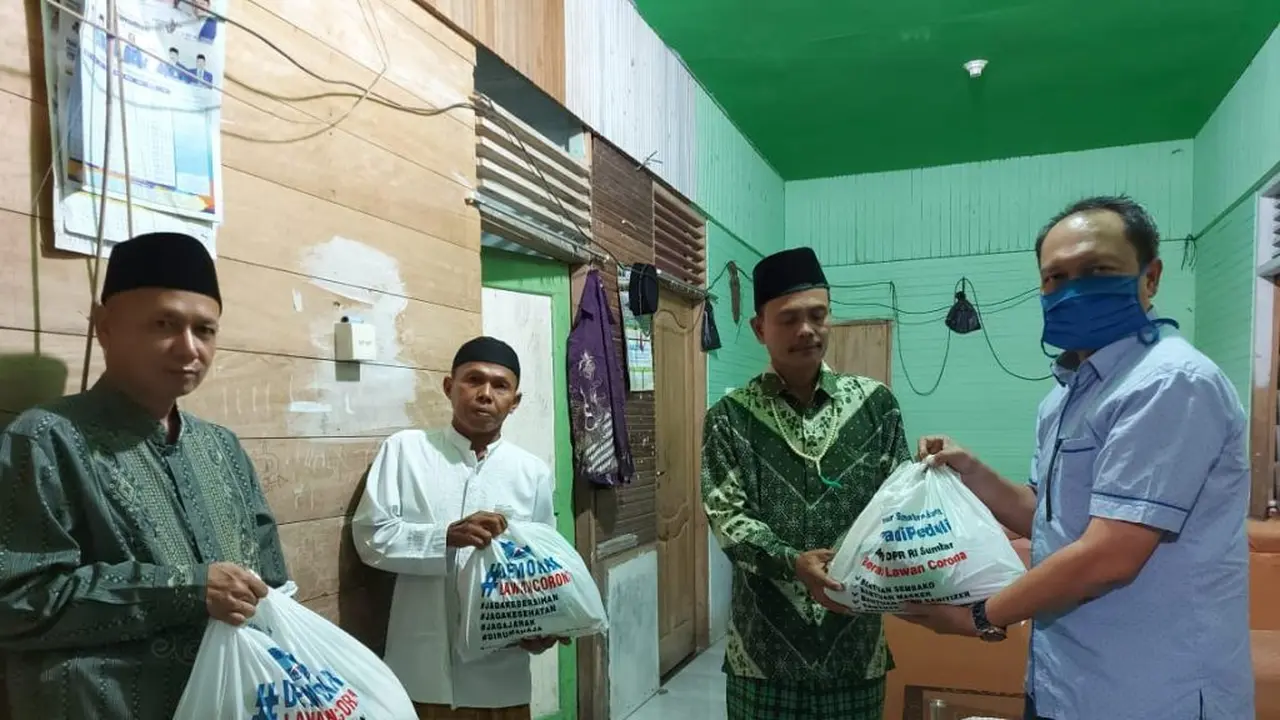 Bakal cagub Sumbar Mulyadi membantu warga terdampak corona.