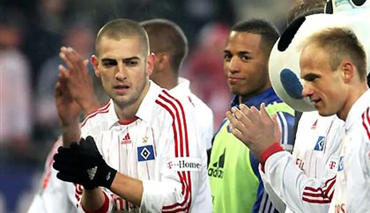 Hamburg's goal scorer Mladen Petric celebrates with his teammates after German Bundesliga match Hamburg SV vs. Bayern Munich in Hamburg on January 30, 2009. Hamburg won the match 1-0. AFP PHOTO/ROLAND MAGUNIA