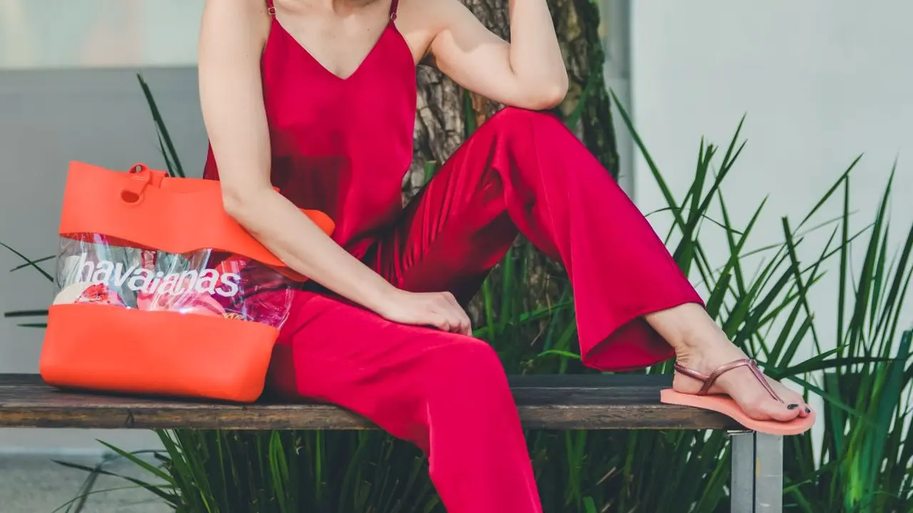 Gaya Santai Merayakan Tahun Baru Imlek 2021 dengan Sandal Ikonik