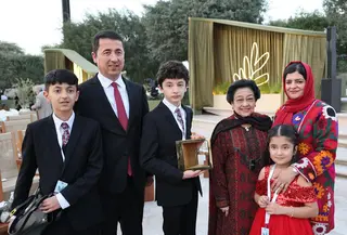 Megawati Soekarnoputri mengucapkan selamat kepada pemenang Zayed Award 2026, yaitu Zarqa Yaftali dan Nabil Hani Qaddumi. (Foto: Istimewa)