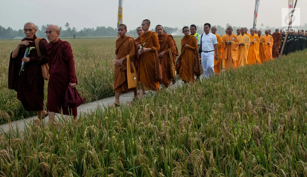 Para Bikkhu saat prosesi Puja Waisak 2561 BE di komplek Candi Jiwa, Jawa Barat (21/5). Umat Budha khususnya wilayah Jabar, Karawang, Cikarang, Bekasi dan Tangerang melaksanakan Maha Puja Trisuci Waisak di Candi Blandongan. (Liputan6.com/Gempur M Surya)