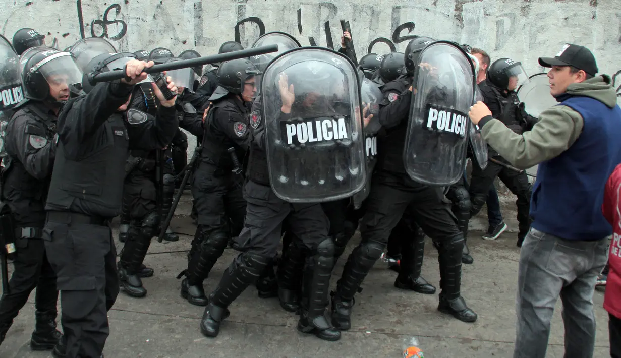 Berni dipukul, ditendang, hingga dilempari batu saat menjumpai massa. Akibat tindakan itu wajah Berni berdarah. (Andres Pelozo/AFP)