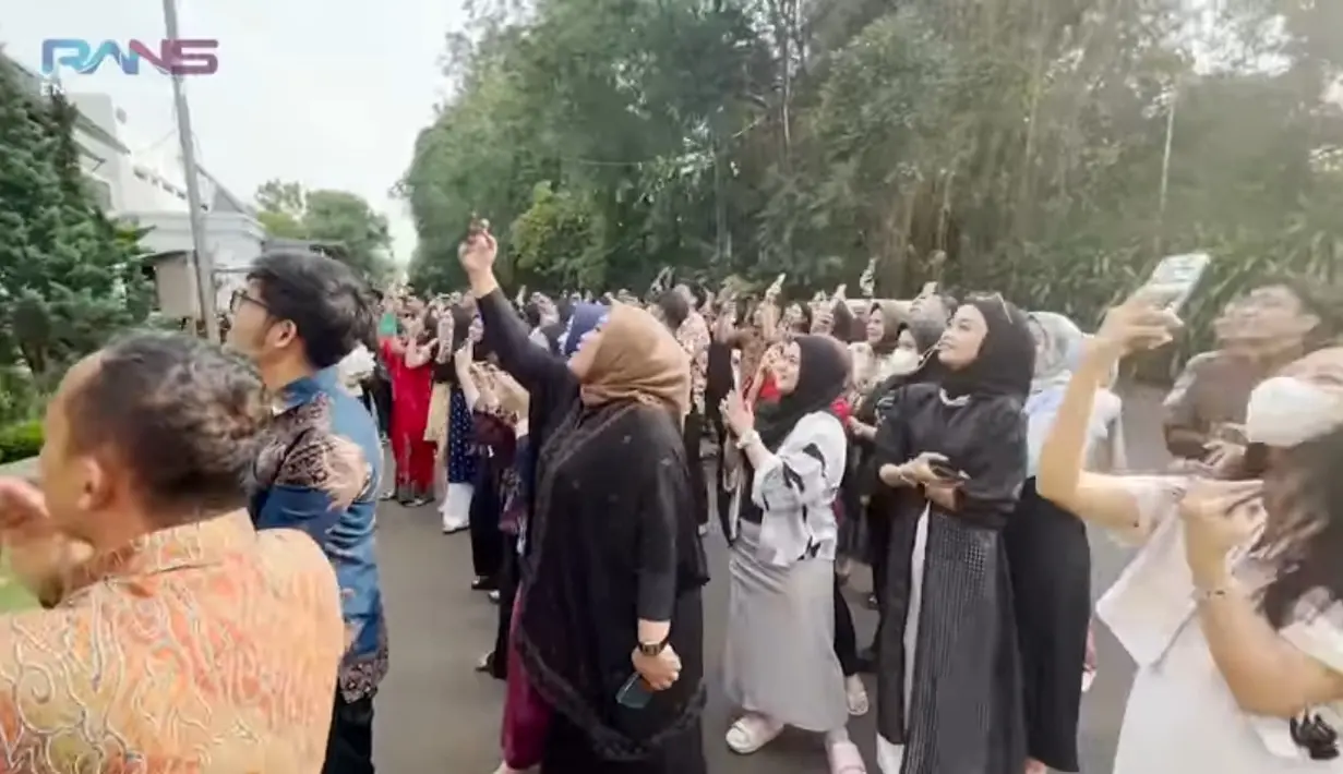 Keluar dari rumahnya, Nagita dan Raffi disambut oleh para karyawan yang telah menunggu di depan. Potret kemeriahan karyawan Raffi dan Gigi saat menyambut bosnya keluar dari rumah. Tidak sedikit dari mereka juga mengenakan pakaian batik. [Youtube/Rans Entertainment]