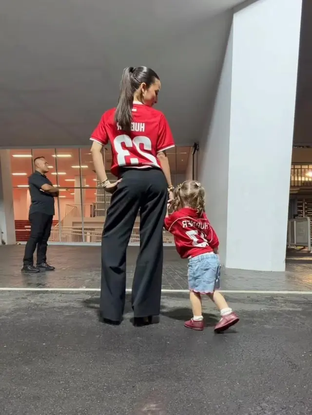 Jadi Supporter Justin Hubner, Gaya Jennifer Coppen dan Kamari Kompak Pakai Jersey Nomor 23 di Laga Timnas vs Bulgaria