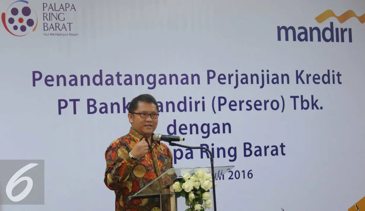Menkominfo Rudiantara berpidato saat mengahdiri kerjasama PT Palapa Ring Barat dengan Bank Mandiri di Jakarta, (25/7). Bank Mandiri menyalurkan kredit senilai Rp875 miliar kepada PT Palapa Ring Barat. (Liputan6.com/Angga Yuniar)