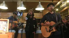 Aktor Rio Dewanto, Chicco Jerikho dan Penyanyi Glenn Fredly saat membawakan soundtrack film filosofi kopi 2 di kawasan Melawai, Jakarta, Selasa (23/05). (Liputan6.com/Herman Zakharia)