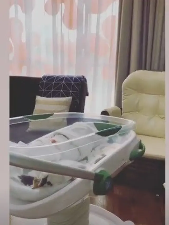 Faradilla Yoshi melahirkan anak pertama, Bryan Mckenzie bagikan momen menimang bayinya (Foto: Instagram @bryanmckenziee)