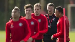 Louis van Gaal saat mengawasi latihan para pemain muda Manchester Unied di pusat latihan Carrington, Manchester, (29/9/2015).  (AFP/Oli Scarff)