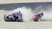 Pembalap Gresini Racing, Alex Marquez, terjatuh saat balapan MotoGP Italia di Sirkuit Mugello, Minggu (11/06/2023). Alex terjatuh di tikungan kedua ketika balapan masih menyisakan sembilan lap lagi. (AP Photo/Luca Bruno)