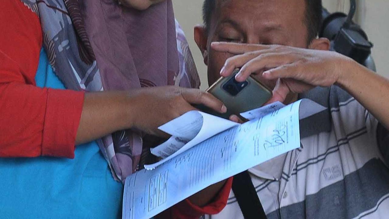 Pemohon mencoba melakukan pendaftaraan secara Online di Gerai Satpas Jakarta Timur untuk mengikuti tes psikologi pada Selasa (8/8/2023).