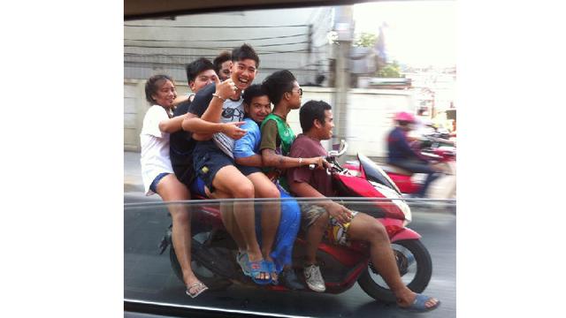 Aksi Nyeleneh Saat Berkendara Ini Cuman Ada di Indonesia