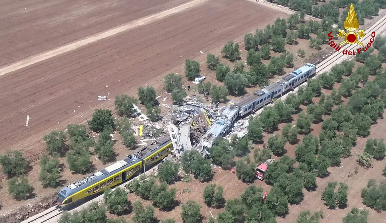 Tampak dari atas tabrakan antar kereta di desa selatan Corato, Bari, Italia, (12/7).Kereta penumpang tersebut saling bertabrakan dan menewaskan 11 orang. (Italian Firefighters/REUTERS)