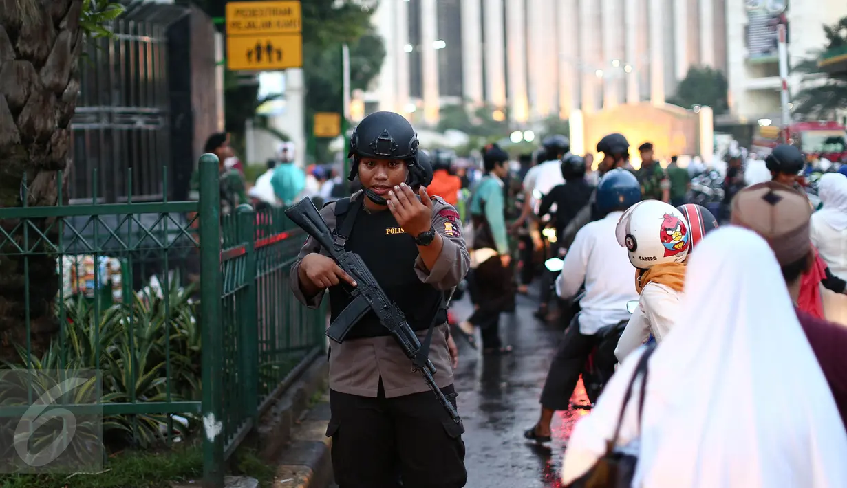 Anggota Brimob bersenjata lengkap berjaga di area Masjid Istiqlal, Jakarta, Rabu (6/7). Pengamanan ketat dilakukan untuk mengantisipasi dan membuat rasa aman jemaah dalam melaksanakan salat Idul Fitri 1437 H. (Liputan6.com/Faizal Fanani)