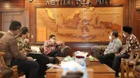 Mendes PDTT Abdul Halim Iskandar saat menerima kunjungan dari Bupati Jember, Jawa Timur, Hendy Siswanto di Kantor Kemendes PDTT, Kalibata, Jakarta, Kamis (21/10/2021). (Ist)