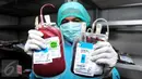 Petugas memperlihatkan stok darah di Unit Transfusi Darah PMI Provinsi DKI Jakarta, Kamis (28/1). PMI mengantisipasi kenaikan permintaan kebutuhan darah akibat mewabahnya penyakit Demam Berdarah Dengue (DBD) di Jabodetabek. (Liputan6.com/Gempur M Surya)