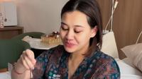 Thariq Halilintar merekam Aaliyah Massaid berwajah polos dan makan nasi kuning setelah melahirkan anak pertama mereka. (dok. Instagram Story @thariqhalilintar)