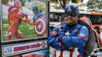 Wakil kandidat untuk Partai Sosial Liberal (PSL), Luiz Carlos de Paula yang dikenal sebagai Captain America saat kampanye di Sao Paulo, 26 September 2018. Perwira polisi Brasil itu siap melakukan apa saja untuk menarik pemilih. (AFP/NELSON ALMEIDA)