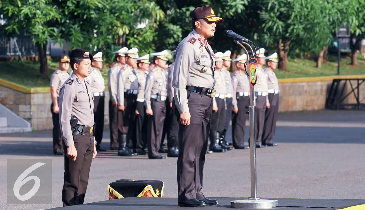 Wakapolda Metro Jaya, Brigjen Pol Nandang Jumantara memimpin apel pengamanan di halaman Mapolda Metro, Jakarta, Rabu (4/5/2016). Rencananya, sebanyak 6 ribu personel keamanan akan disiapkan untuk pengamanan. (Liputan6.com/Yoppy Renato)