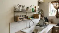 7 Ide Rak Dinding Dapur yang Cocok untuk Dapur Sempit agar Terlihat Rapi