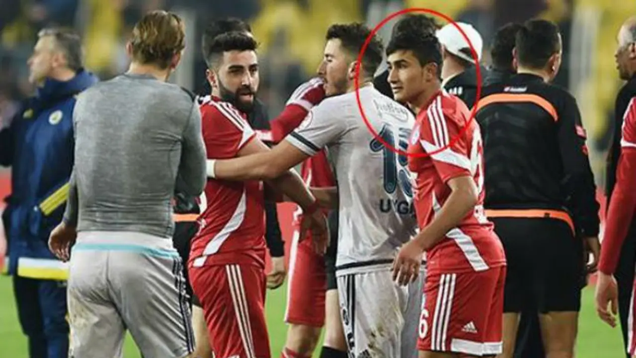 Emre Azim, pemain yang hanya penglihatannya tidak normal