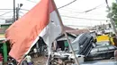 Kondisi sejumlah mobil yang terbalik akibat terjangan banjir di Perumahan Pondok Gede Permai, Jatiasih, Kota Bekasi, Jawa Barat, Kamis (2/1/2020). Derasnya terjangan banjir menyebabkan puluhan mobil terbalik dan belasan sepeda motor ringsek akibat terbawa arus. (merdeka.com/Iqbal Nugroho)
