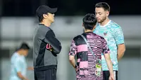 Pelatih Timnas Indonesia, Shin Tae-yong berbincang dengan Marc Klok, saat sesi latihan jelang melawan Timnas Vietnam di Stadion Madya, Senayan, Jakarta, Rabu (20/3/2024). (Bola.com/Bagaskara Lazuardi)