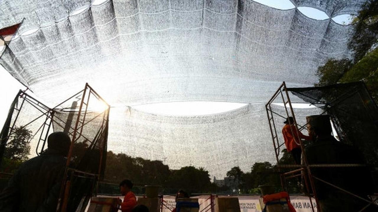 Melihat perawatan patung Soekarno-Hatta di Tugu Proklamasi