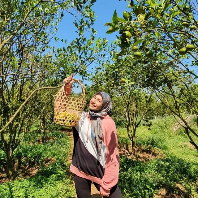 Mantap Berhijab, Ini 7 Potret Penampilan Terbaru Deswita Maharani