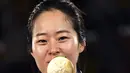 Oh Hye-Ri mencium medali emas yang ia raih di cabang Taekwondo 67kg wanita Olimpiade 2016 di Carioca Arena 3, Rio de Janeiro, Brazil, (19/8). Oh Hye-Ri sukses menyumbang emas kedua Korsel dari cabang taekwondo. (AFP PHOTO/Ed Jones)