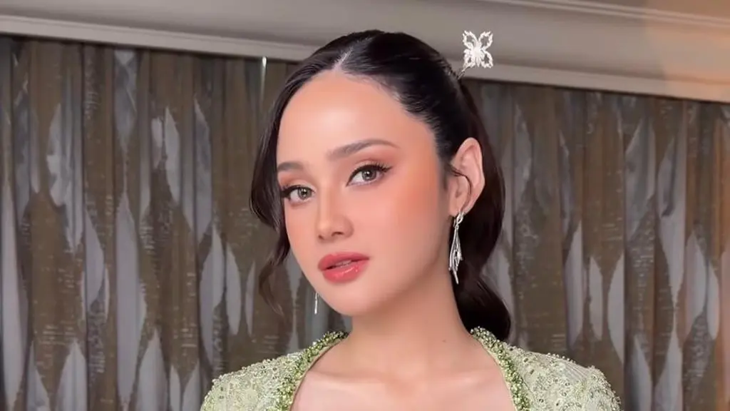 Tak hanya busana adat Aceh modern bernuansa hijau pastel yang elegan, beauty look Syifa malam itu juga menuai banyak pujian dari netizen. @rozanajulanimanagement].
