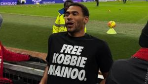 Jordan Mainoo-Hames, kakak dari Kobbie Mainoo, melancarkan protes menggunakan t-shirt yang dikenakannya saat laga Manchester United (MU) melawan Bournemouth di Old Trafford, Selasa (16/12/2025) dini hari WIB. (IG Story @jxrdan)