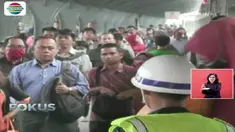 Di hari kedua ini, warga sangat antusias menggunakan layanan kereta ini karena mempercepat perjalanan menuju Jakarta Kota.
