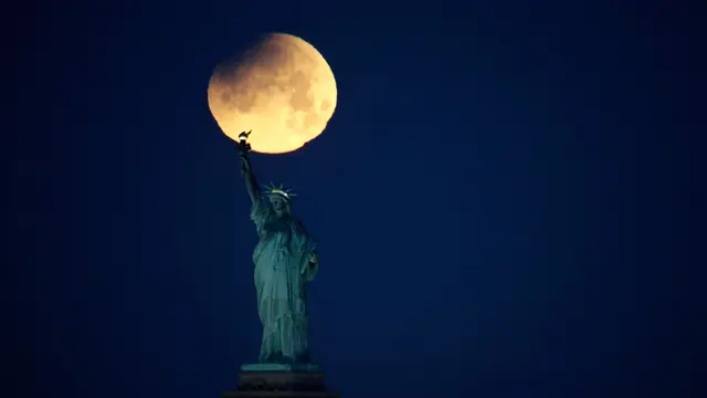 Menikmati Keindahan Supermoon dari Berbagai Negara di Dunia