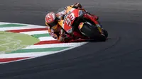 Pembalap Repsol Honda, Marc Marquez beraksi pada kualifikasi MotoGP Italia  2018. (FILIPPO MONTEFORTE / AFP)