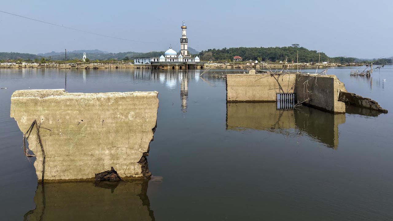 Kekeringan Memunculkan Kembali Kampung di Bendungan Karian
