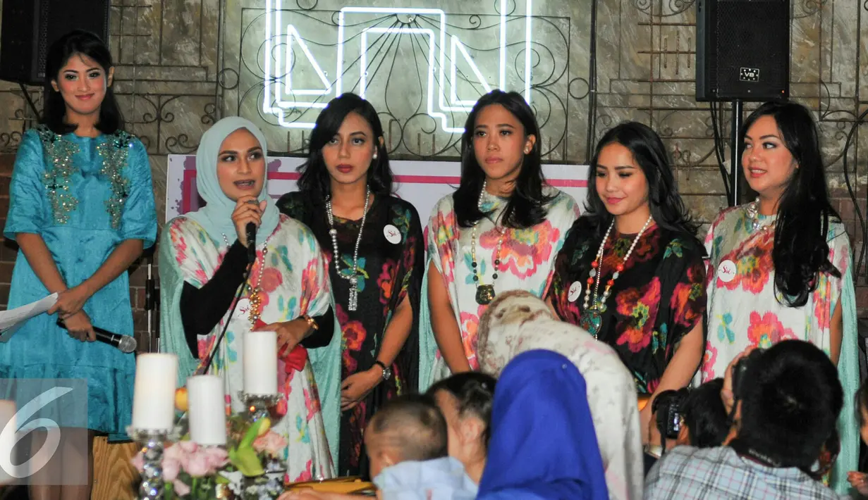 Pendiri SRI Indonesia, Futri Zulya Safitri memberikan sambutan saat acara trunk show dan charity di Jakarta, Selasa (17/5). Hasil penjualan dan lelang baju tersebut akan disumbangkan untuk pengrajin tenun dari Garut. (Liputan6.com/Yoppy Renato)