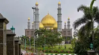 Balutan emas itu juga berlanjut pada pagar di lantai dua serta pada hiasan kaligrafi pada langit-langit masjid. Masjid ini diklaim mampu menampung lebih dari 8.000 jemaah.