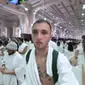 Anwar Hadid menjalani umrah di Makkah. (dok. Instagram @anwarhadid/https://www.instagram.com/p/C4mJDuFrg2y/?hl=en&img_index=1/Dinny Mutiah)