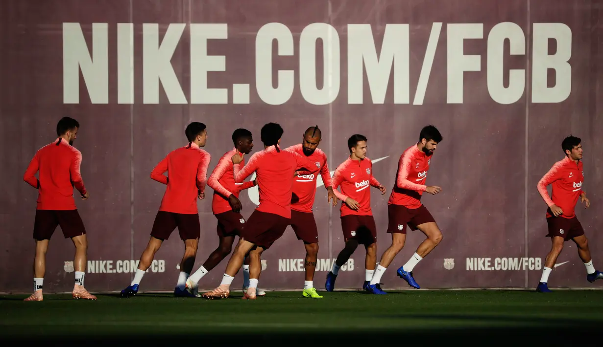 Pemain Barcelona berlatih di Joan Gamper Sports Center, Sant Joan Despi, Spanyol, Selasa (23/10). Ousmane Dembele dicalonkan menjadi pengganti Lionel Messi saat menghadapi Inter Milan. (AP Photo/Emilio Morenatti)