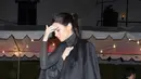 Saat itu Kendall Jenner terlihat tengah menge nakan jas milik Blake Griffin dan tanpa menggunakan bra.(Splashnews/Cosmopolitan)