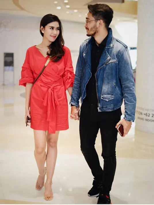 Jeje Govinda mengaku beberapa tempat telah di survey untuk resmi mempersunting kekasihnya, Syahnaz Sadiqah. Diantaranya di Lembang Bandung yang banyak dengan hutan pinus. (Instagram/ritchieismail)