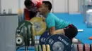 Persiapan Eko Yuli Irawan saat berlatih sebelum turun pada kelas 62 kg di Hall A Arena PRJ, Jakarta, Rabu (11/2/2018). Eko berhasil menyabet medali emas. (Bola.com/Nicklas Hanoatubun)