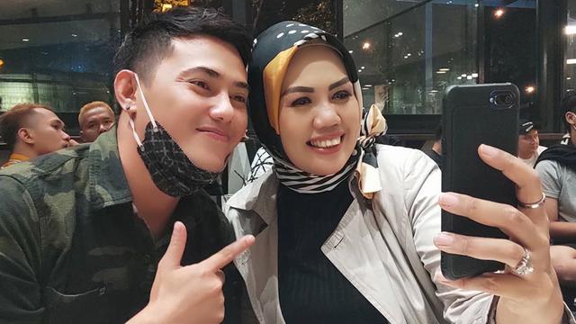 7 Potret Mesra Elly Sugigi dan Tony Radit, Teman Duet Lagu Baru
