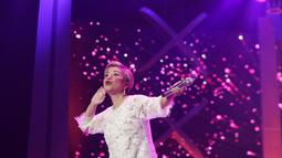 Diva Indonesia Ruth Sahanaya tampil pada halalbihalal Elang Mahkota Teknologi (Emtek) Group di Studio 6 Emtek City Daan Mogot, Jakarta, Selasa (25/6/2019). Mengusung tema 'Kebersamaan Penuh Keikhlasan', halalbihalal Emtek dimeriahkan penampilan sejumlah bintang tamu. (Liputan6.com/Faizal Fanani)