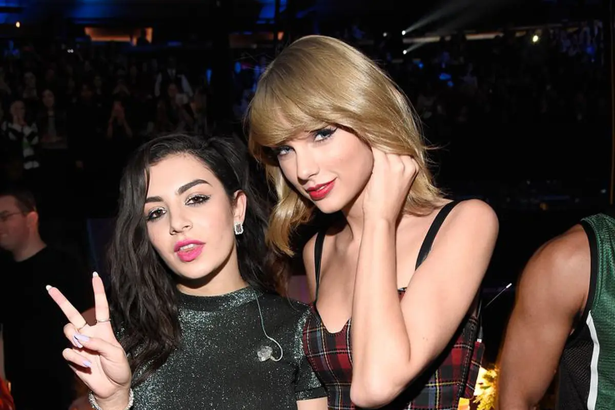 [Bintang] Taylor Swift & Charli XCX