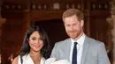Pangeran Harry dan Meghan Markle berpose  dengan bayi laki-lakinya yang baru lahir di St George's Hall di Windsor Castle di Windsor, London (8/5/2019). Pangeran Harry dan Meghan Markle melahirkan anak pertama mereka di Frogmore Cottage pada Senin pagi, 6 Mei 2019.  (AFP Photo/Dominic Lipinski)