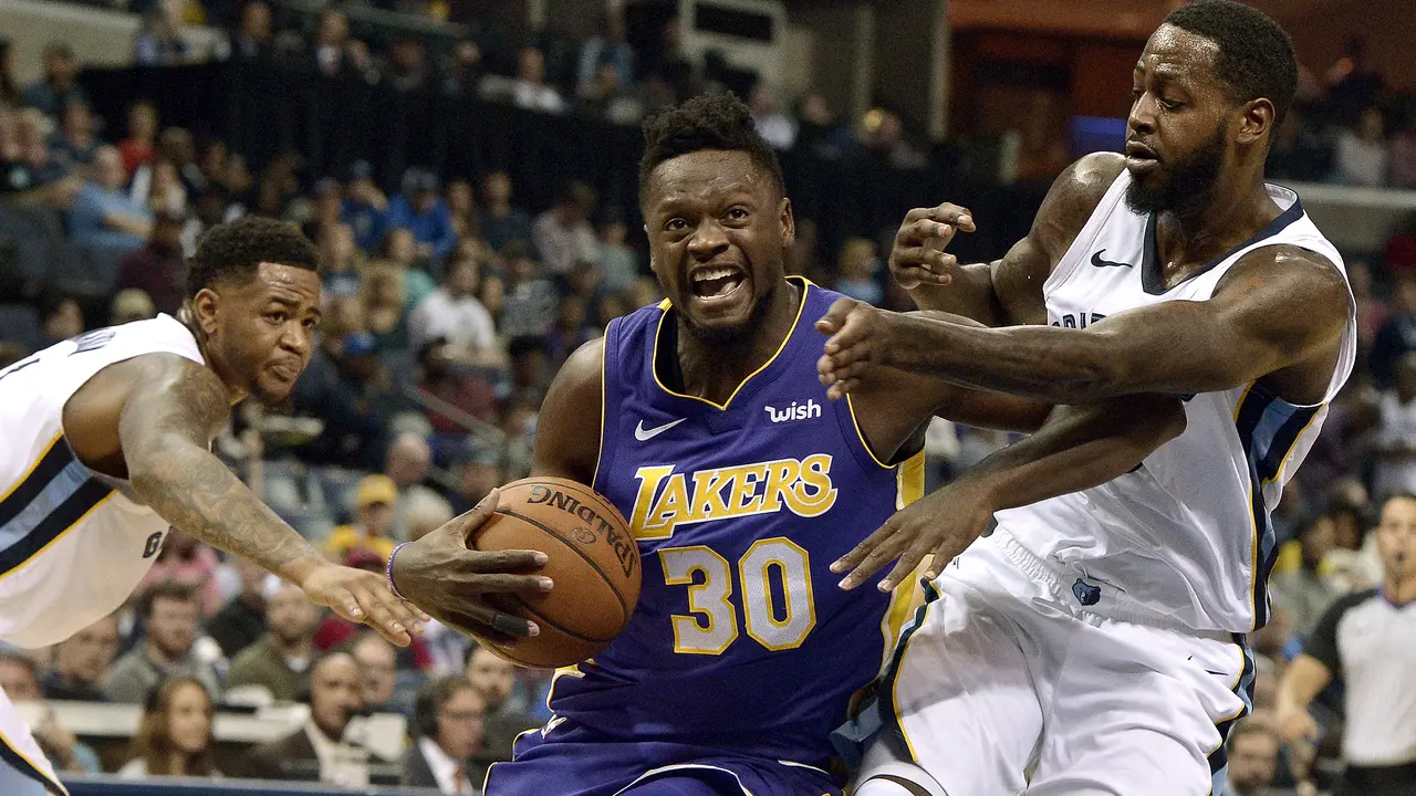Aksi Julius Randle (30) saat Lakers sikat Grizzlies