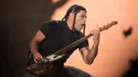 Aksi Basis Metallica, Robert Trujillo saat tampil di Festival d'ete de Quebec di Quebec City, Kanada (14/7). Ribuan penonton terhibur dengan aksi panggung band metal tersebut. (AFP Photo/Alice Chicheby)