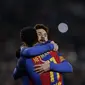 Lionel Messi memeluk Neymar usai mencetak gol ke gawang Real Sociedad pada laga perempat final Copa del Rey di Camp Nou, Barcelona 926/1/2017). Barcelona menang 5-2. (AP/Manu Fernandez)